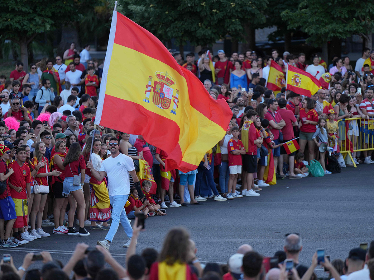 Fans celebrate after Spain's royal welcome in Madrid: Photos2