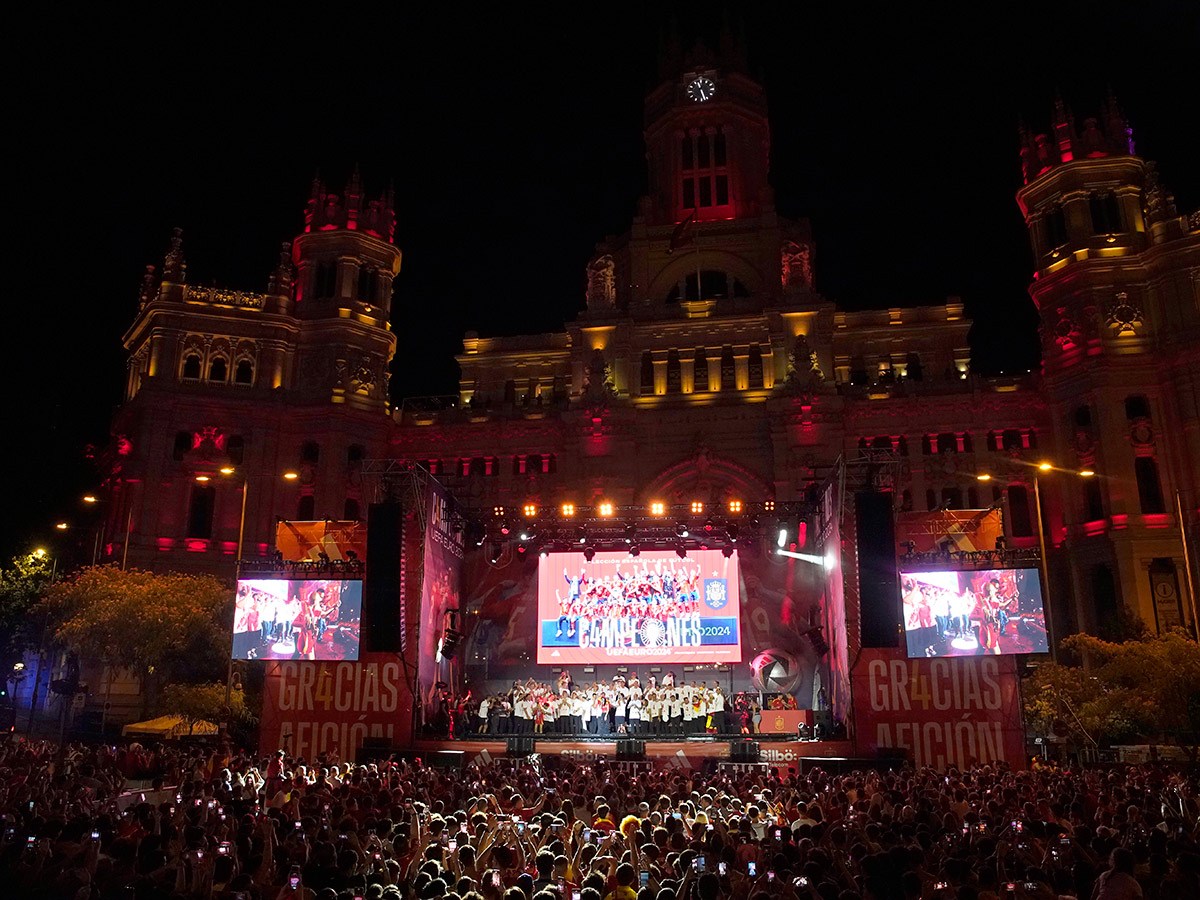 Fans celebrate after Spain's royal welcome in Madrid: Photos20