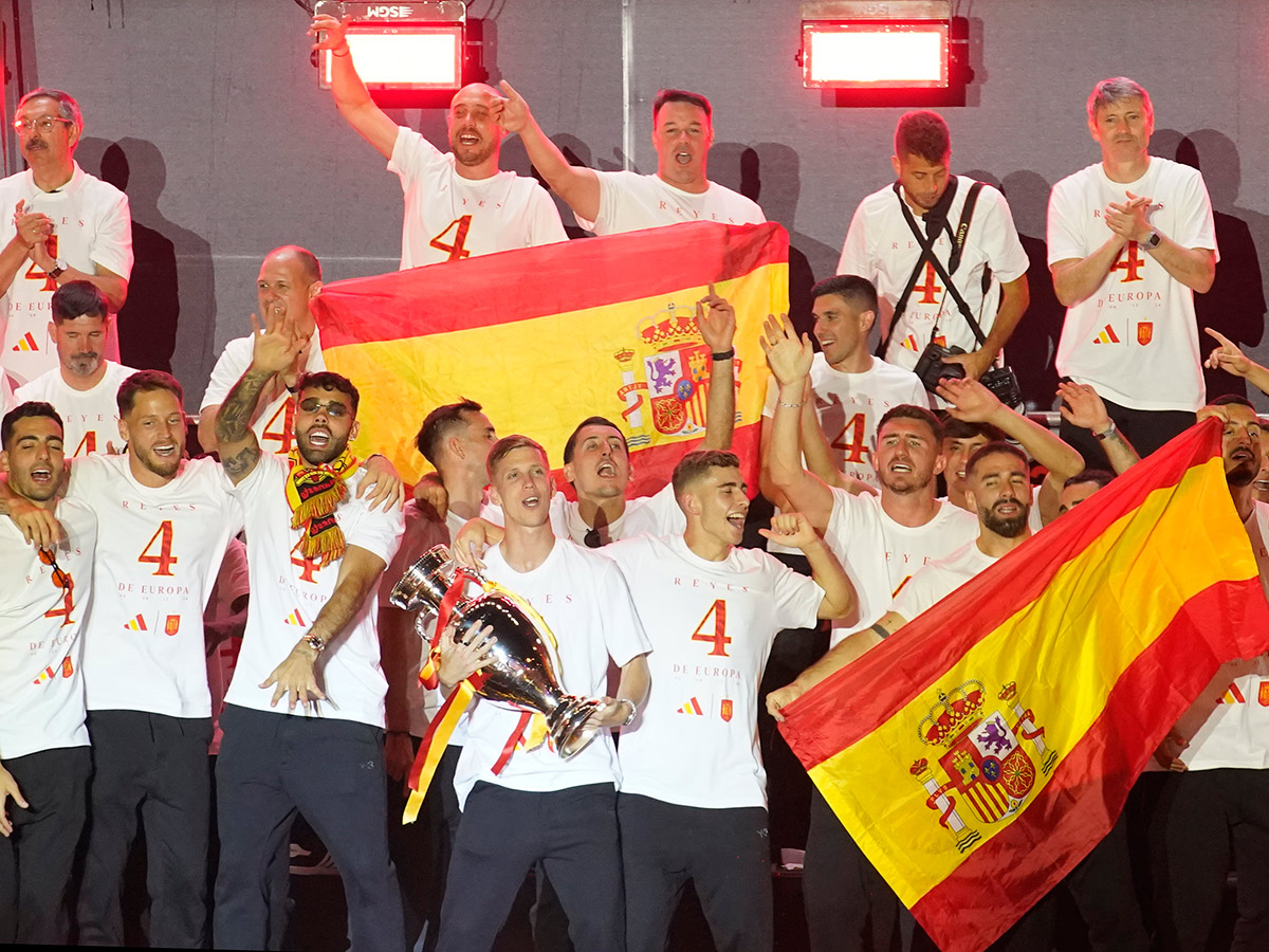 Fans celebrate after Spain's royal welcome in Madrid: Photos21