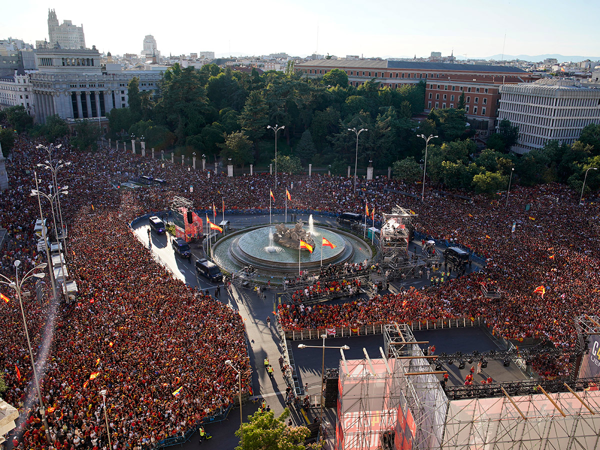 Fans celebrate after Spain's royal welcome in Madrid: Photos26