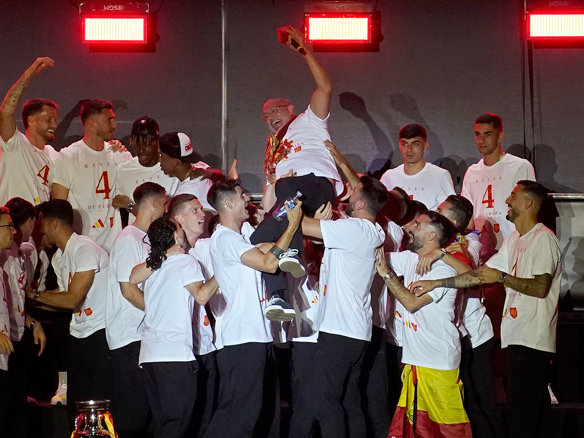 Fans celebrate after Spain's royal welcome in Madrid: Photos27