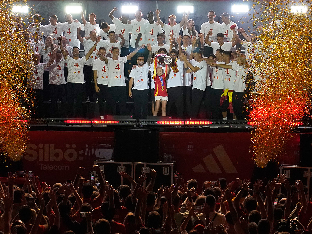 Fans celebrate after Spain's royal welcome in Madrid: Photos28