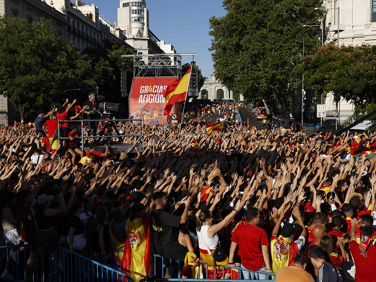 Fans celebrate after Spain's royal welcome in Madrid: Photos3