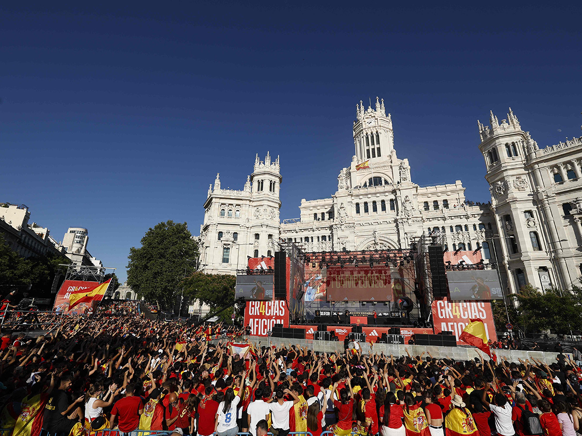 Fans celebrate after Spain's royal welcome in Madrid: Photos4