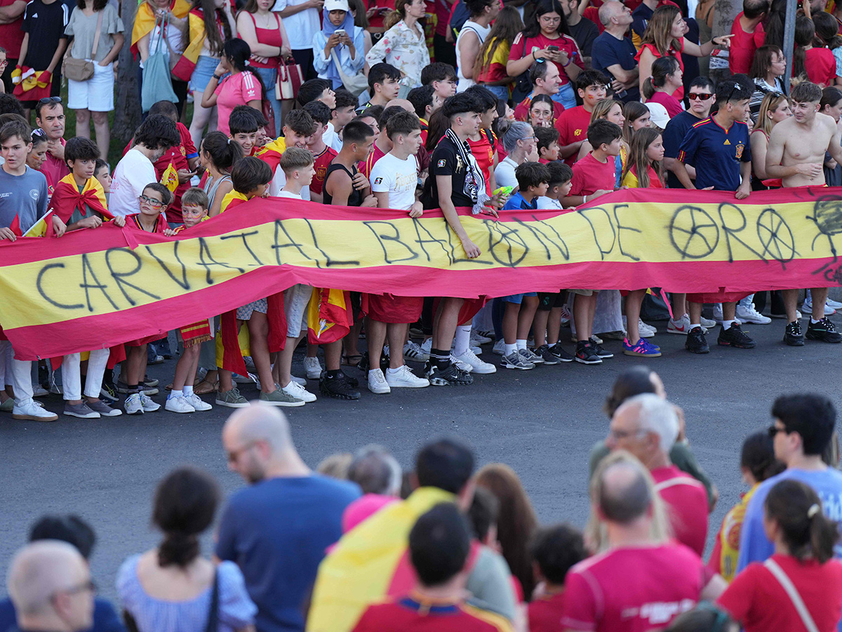 Fans celebrate after Spain's royal welcome in Madrid: Photos5