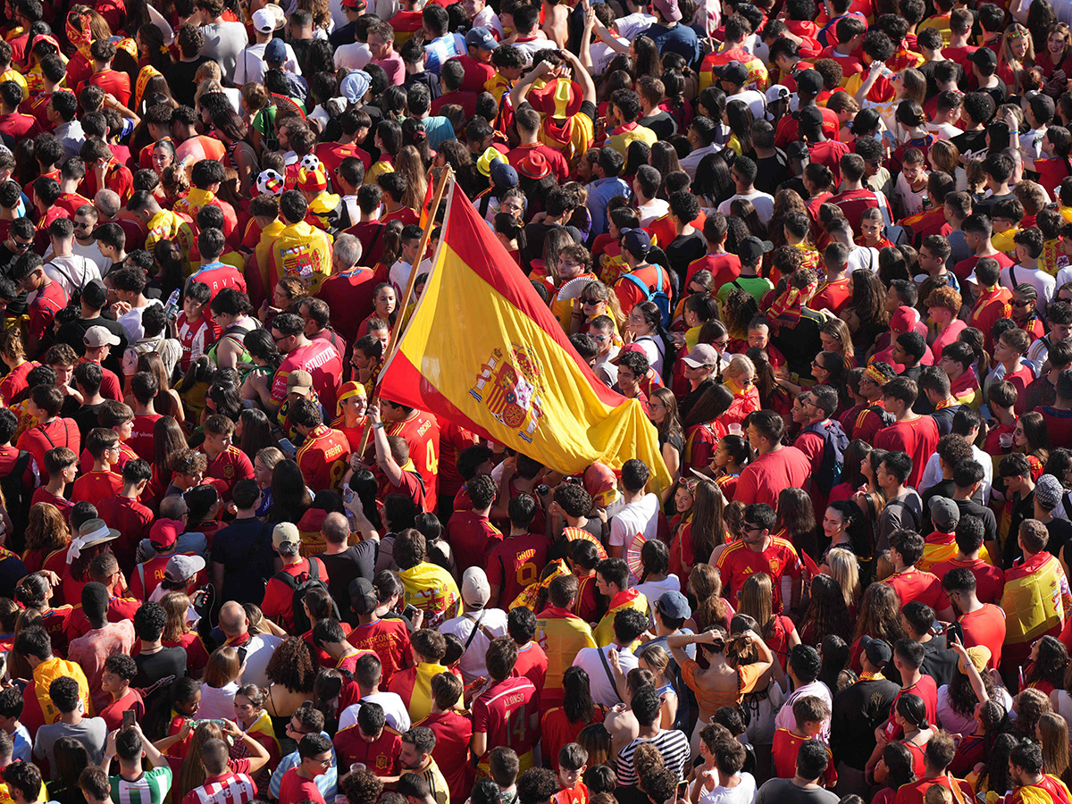 Fans celebrate after Spain's royal welcome in Madrid: Photos6