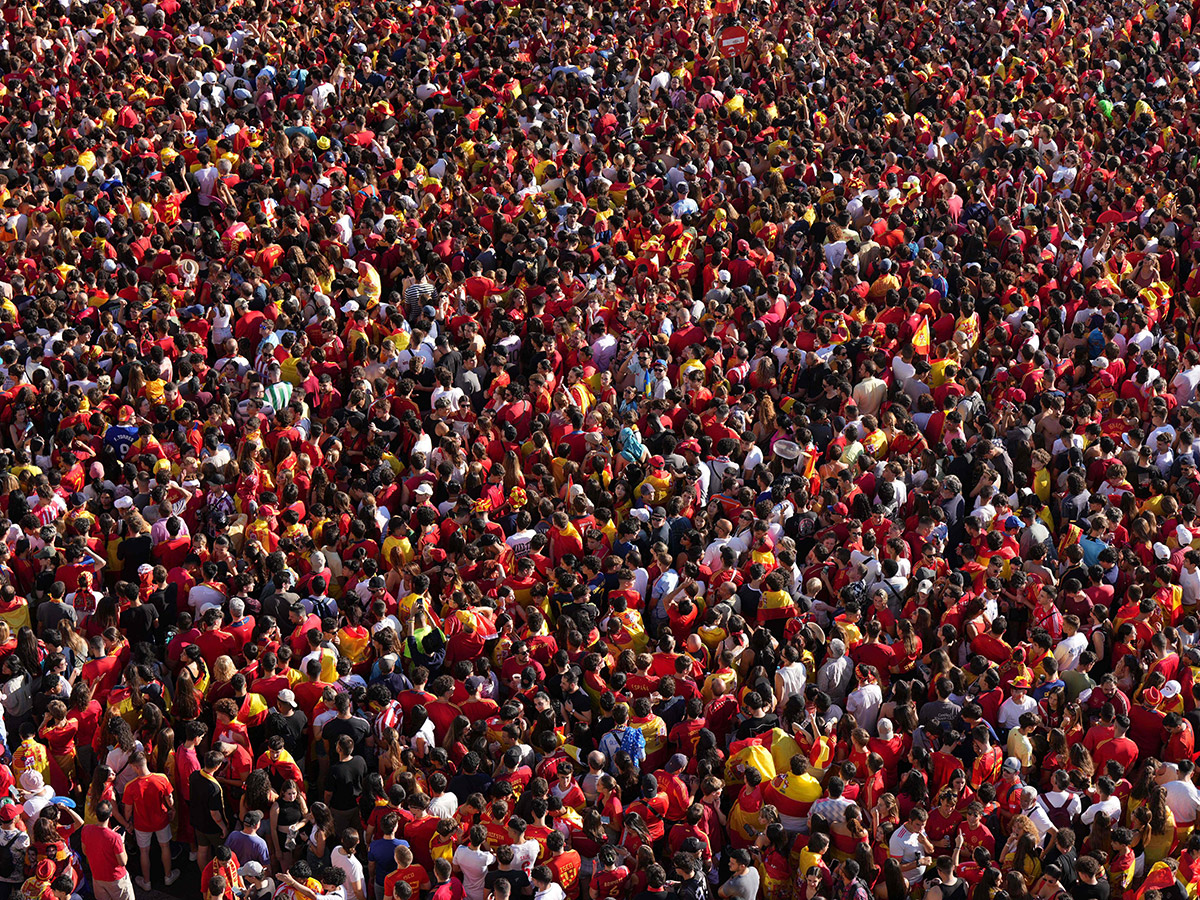 Fans celebrate after Spain's royal welcome in Madrid: Photos7