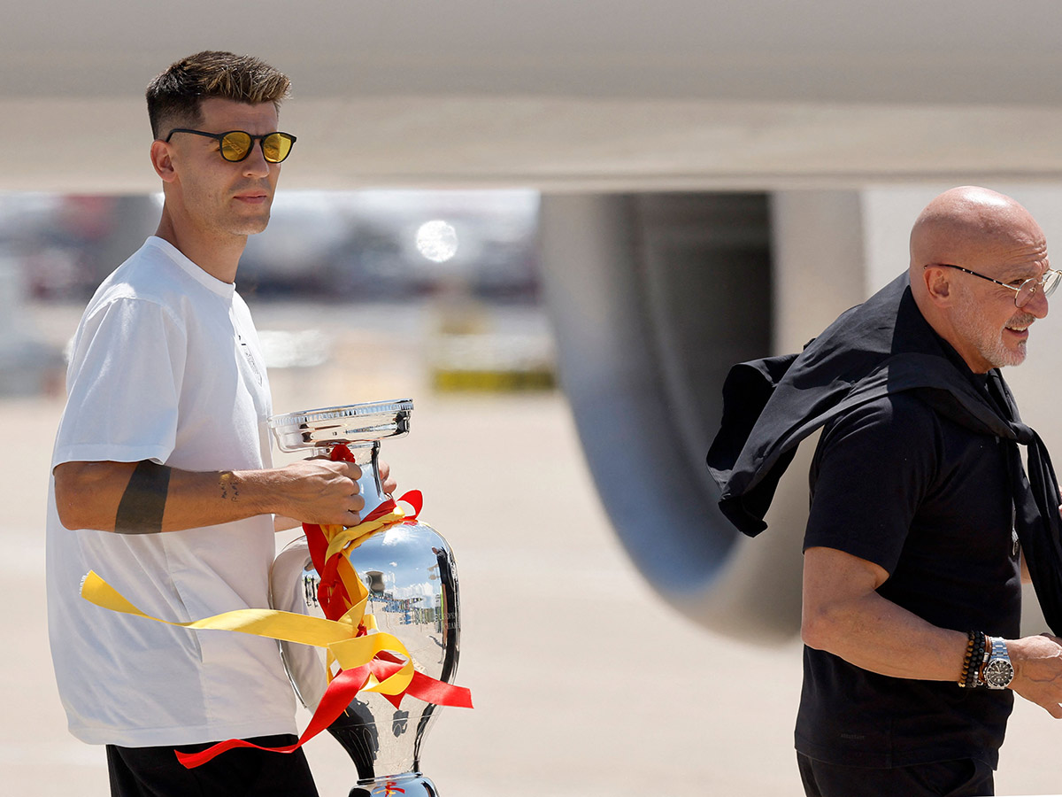 Fans celebrate after Spain's royal welcome in Madrid: Photos8