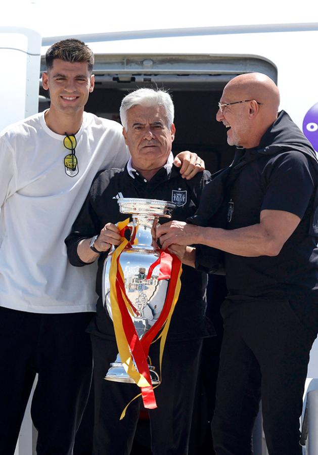 Fans celebrate after Spain's royal welcome in Madrid: Photos9