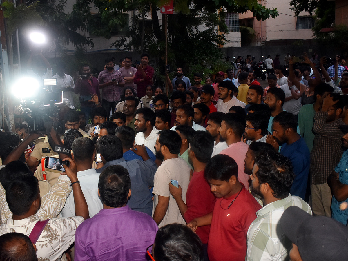 Protests break out at City Central Library at Chikkadpally in Hyderabad21