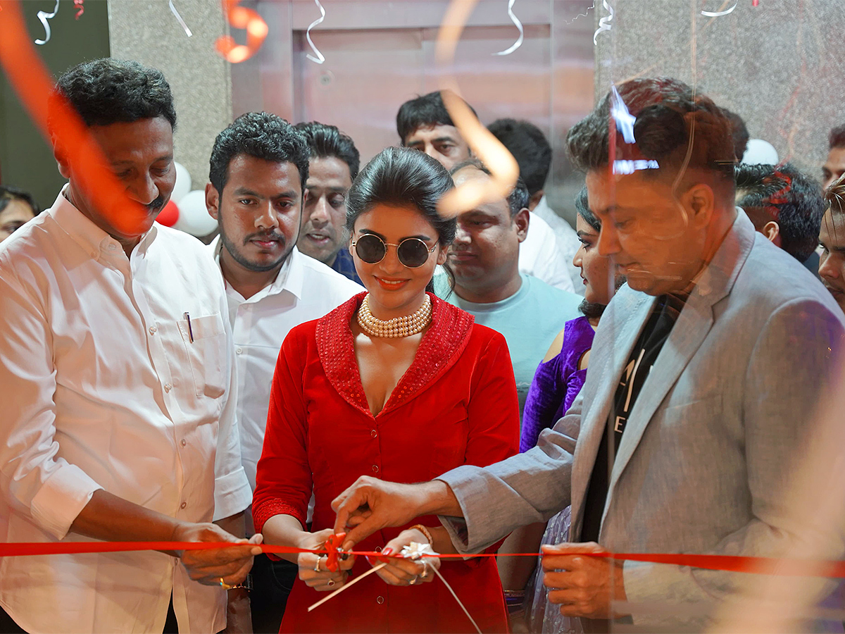 Vijayawada: Actress Varsha launched Amjad Habib Premium Salon Photos15