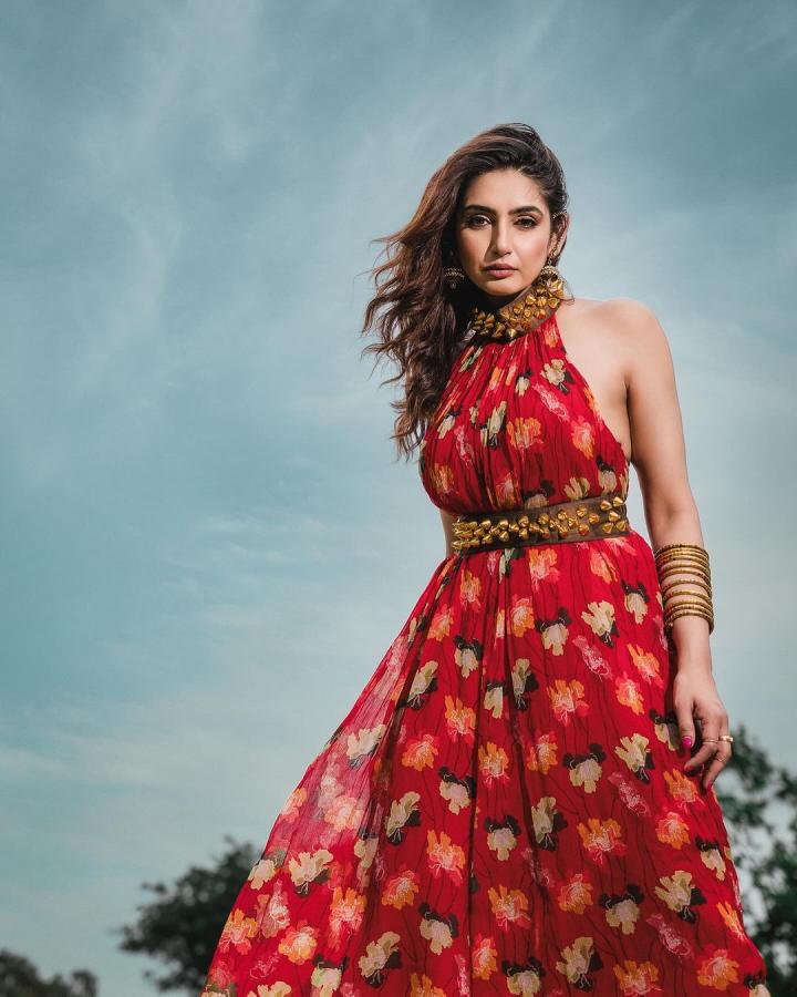 Kannada Actress And Model Ragini Dwivedi Photos Goes Viral In Social Media7