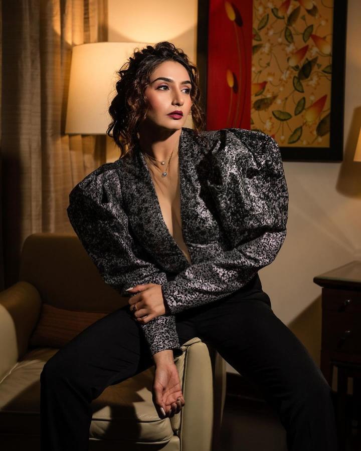 Kannada Actress And Model Ragini Dwivedi Photos Goes Viral In Social Media18