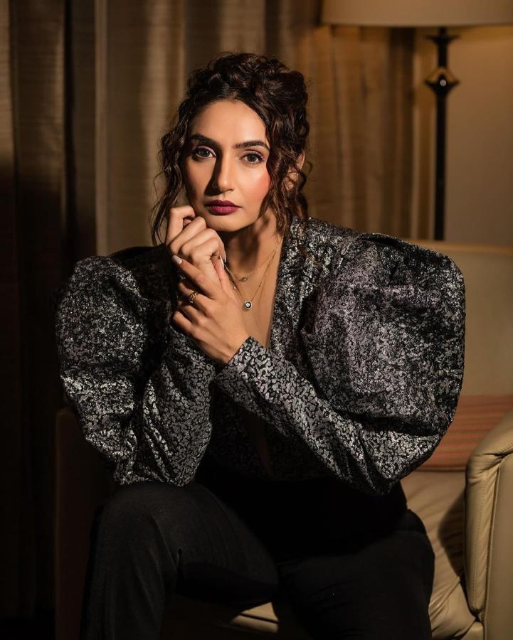 Kannada Actress And Model Ragini Dwivedi Photos Goes Viral In Social Media21