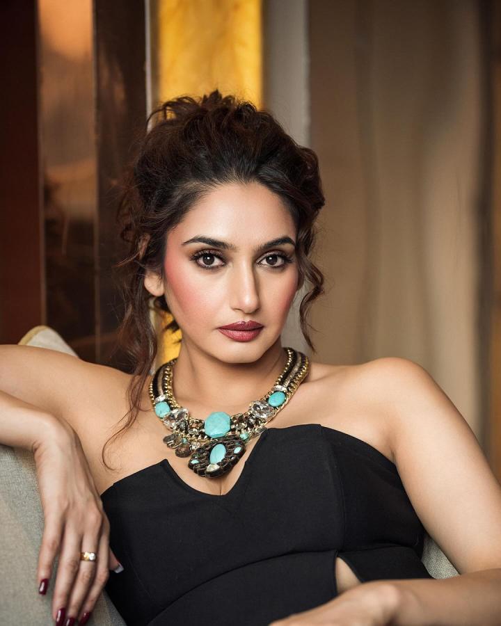 Kannada Actress And Model Ragini Dwivedi Photos Goes Viral In Social Media23