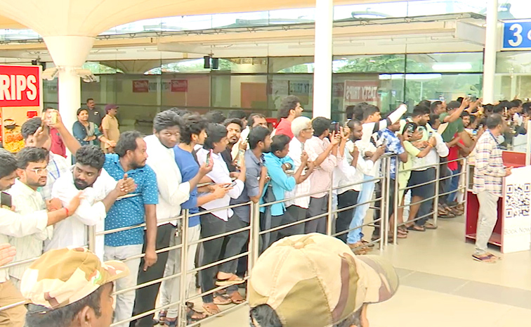 YS Jagan Receives Grand Welcome at Gannavaram Airport Photos2