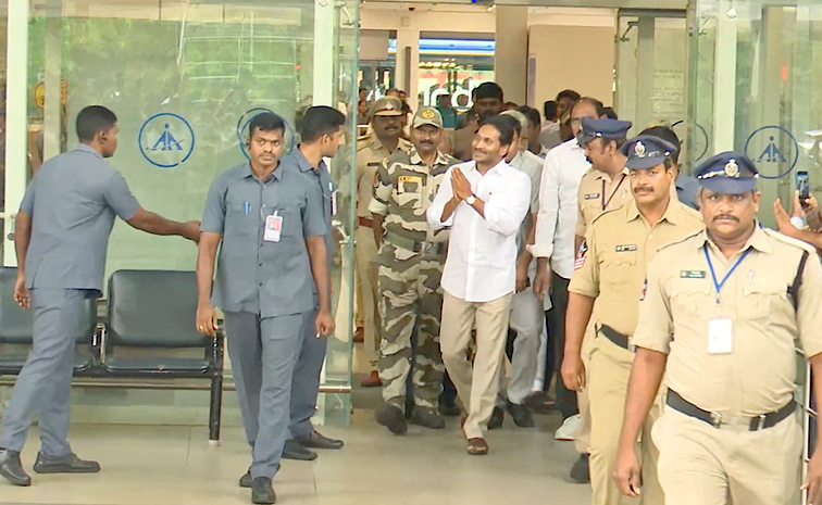 YS Jagan Receives Grand Welcome at Gannavaram Airport Photos1