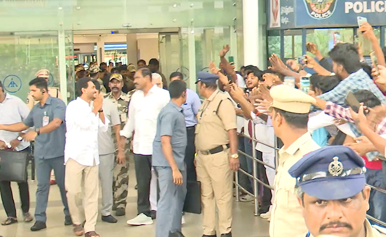 YS Jagan Receives Grand Welcome at Gannavaram Airport Photos3