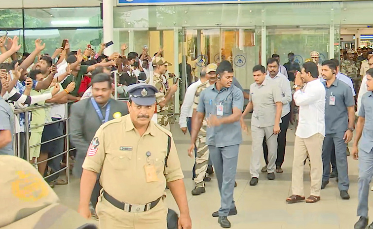 YS Jagan Receives Grand Welcome at Gannavaram Airport Photos5