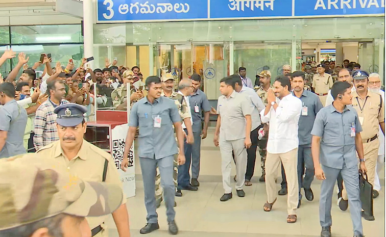 YS Jagan Receives Grand Welcome at Gannavaram Airport Photos6