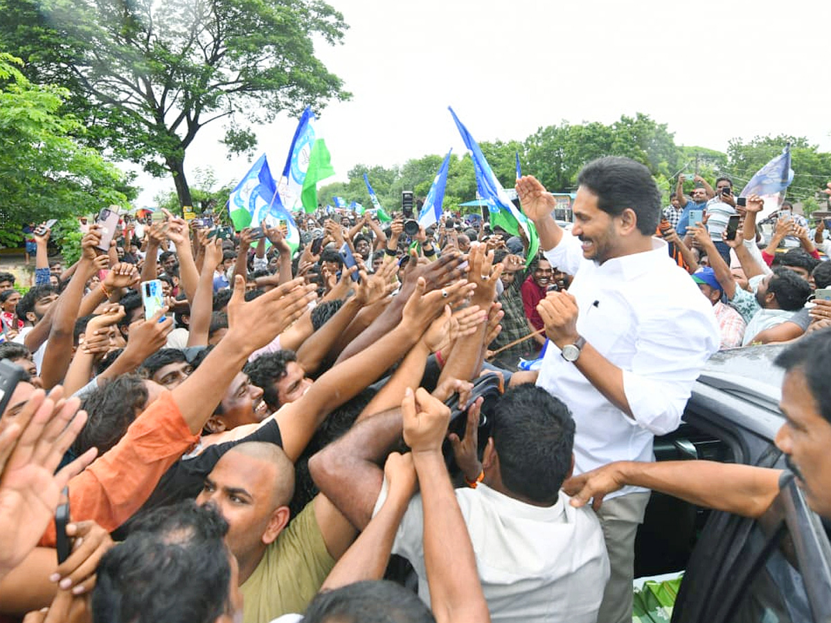 YS Jagan Receives Grand Welcome at Vinukonda Photos1