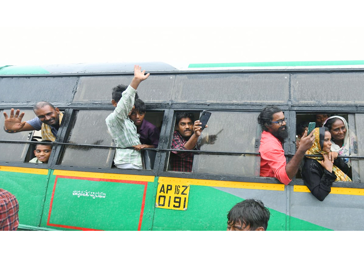 YS Jagan Receives Grand Welcome at Vinukonda Photos12