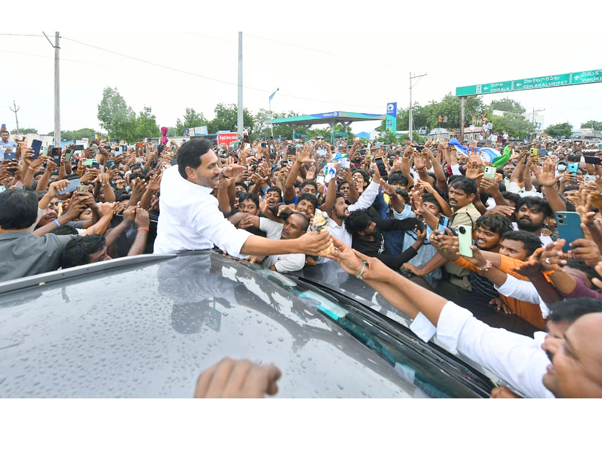 YS Jagan Receives Grand Welcome at Vinukonda Photos15