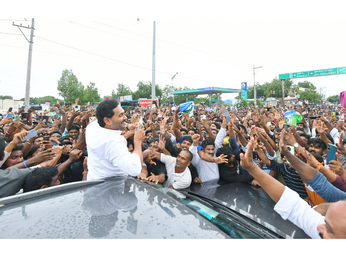 YS Jagan Receives Grand Welcome at Vinukonda Photos16