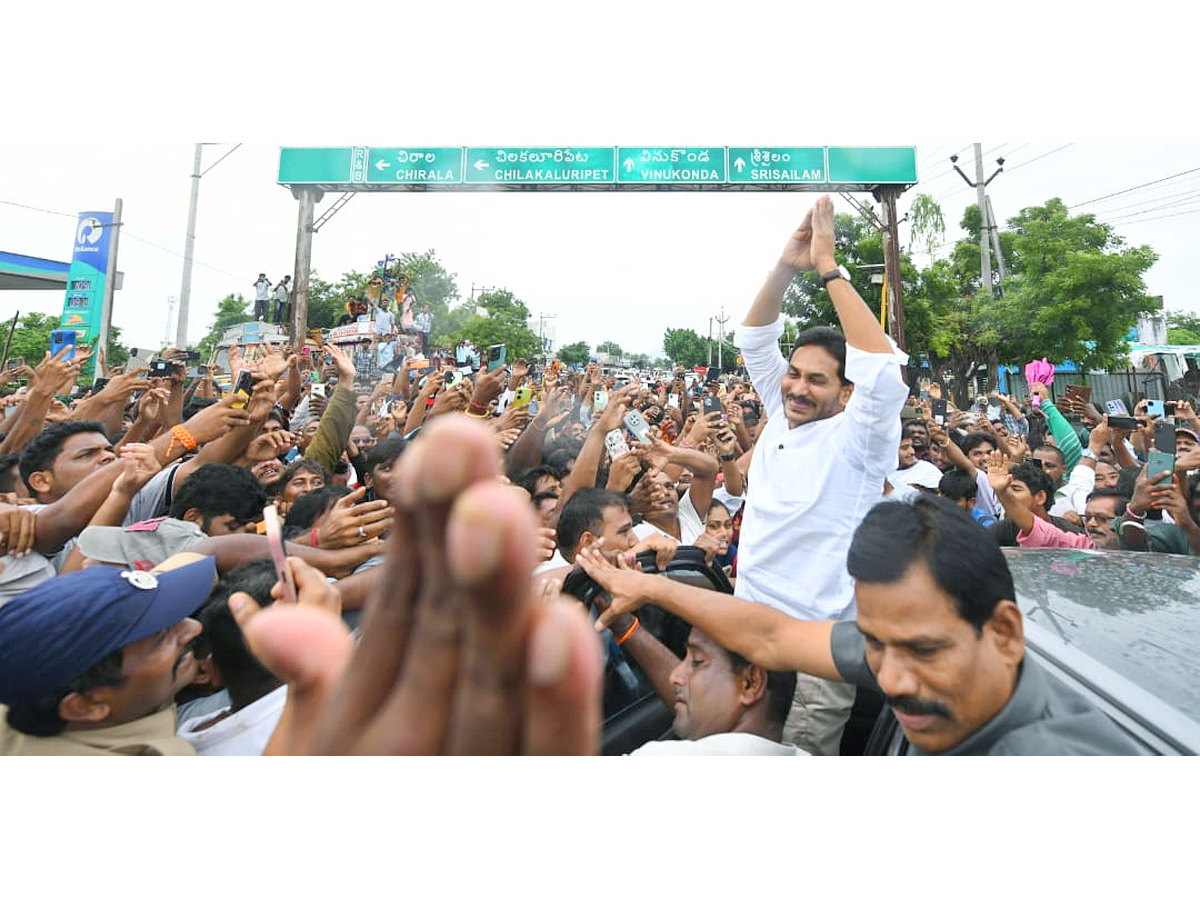 YS Jagan Receives Grand Welcome at Vinukonda Photos17