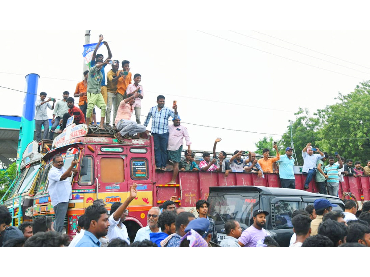 YS Jagan Receives Grand Welcome at Vinukonda Photos18