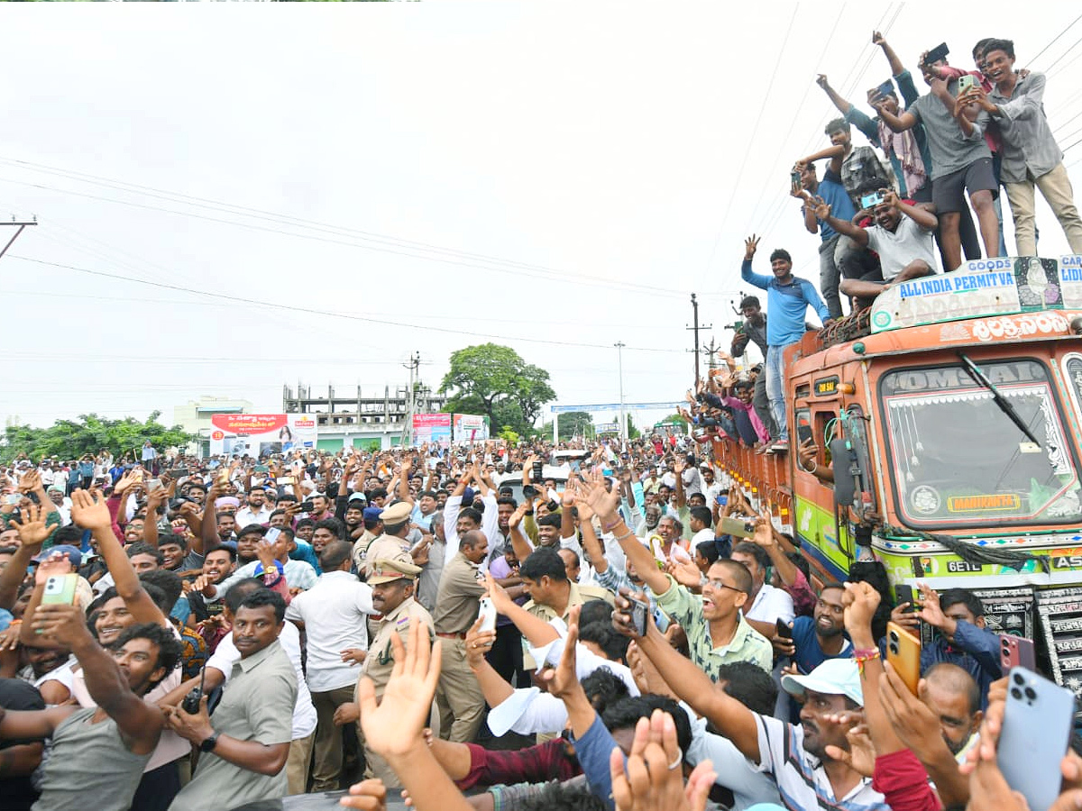 YS Jagan Receives Grand Welcome at Vinukonda Photos2