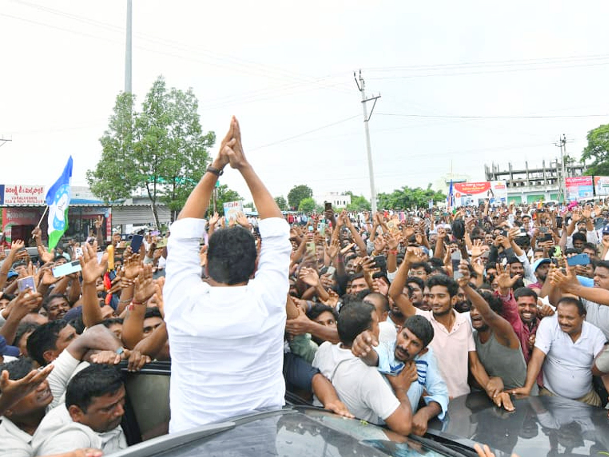 YS Jagan Receives Grand Welcome at Vinukonda Photos5