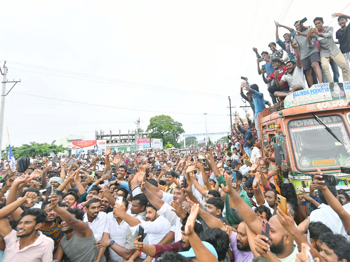 YS Jagan Receives Grand Welcome at Vinukonda Photos6