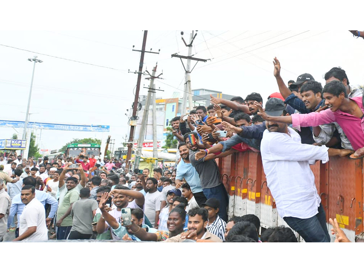 YS Jagan Receives Grand Welcome at Vinukonda Photos7