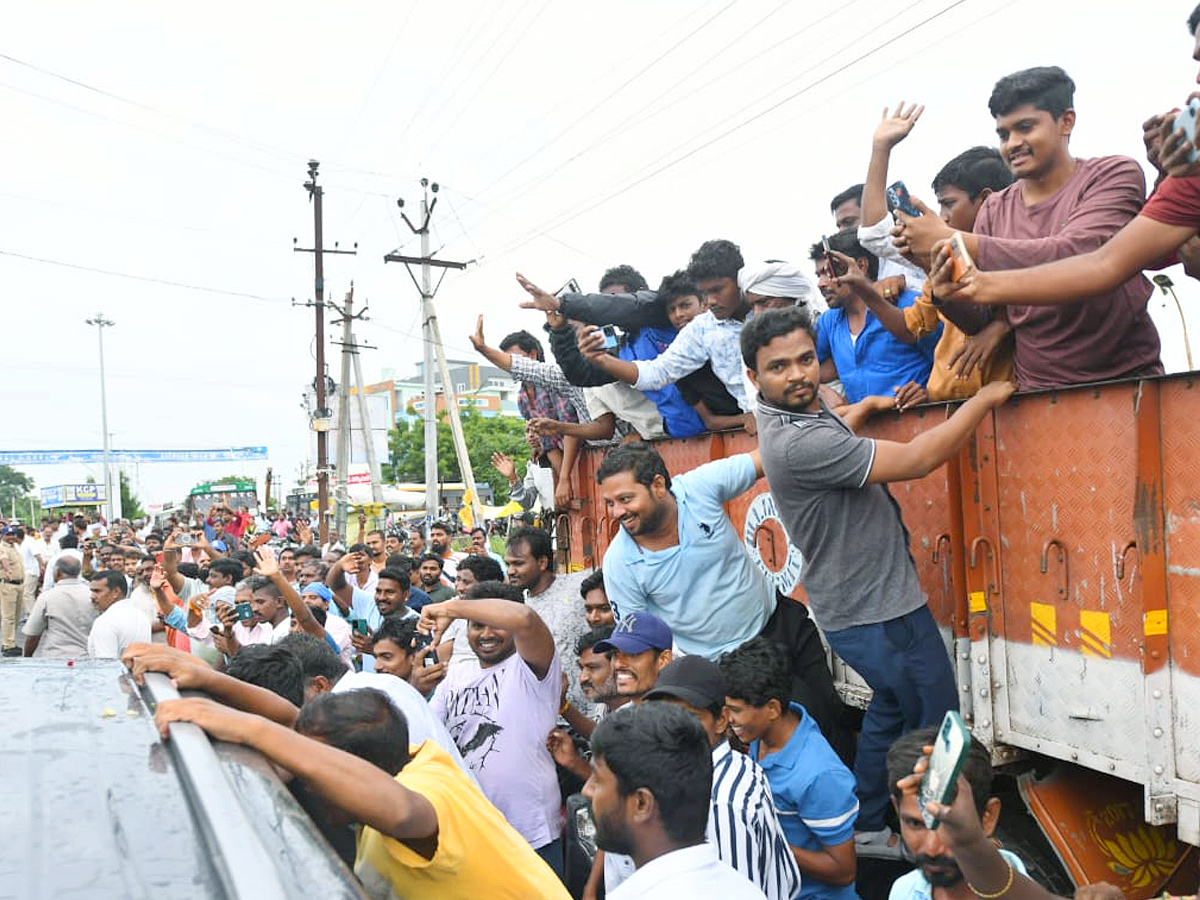 YS Jagan Receives Grand Welcome at Vinukonda Photos8