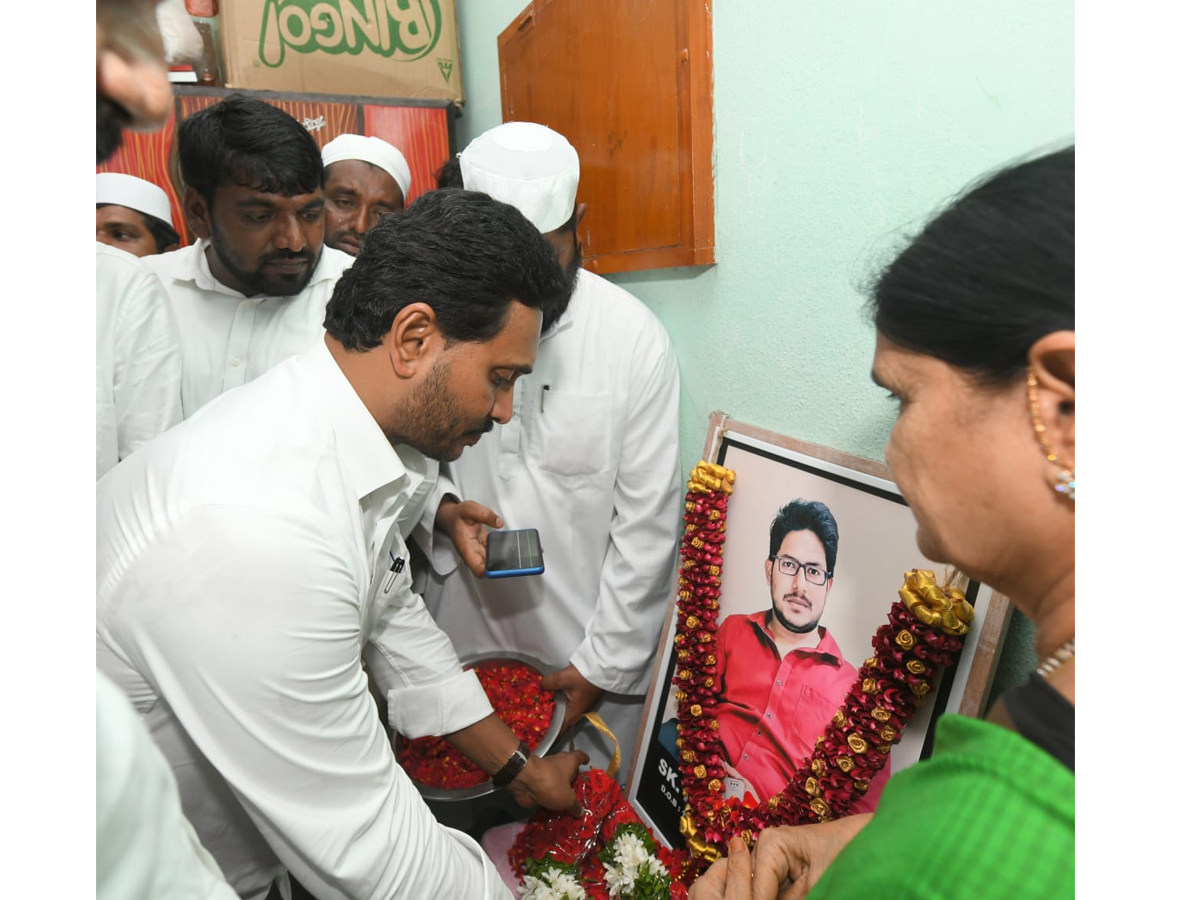 YS Jagan visits the Victim Rashid House in Vinukonda Photos1