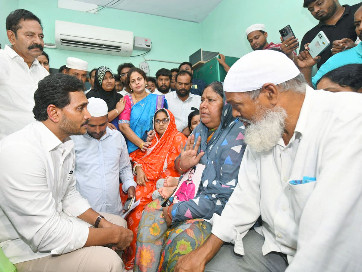 YS Jagan visits the Victim Rashid House in Vinukonda Photos10