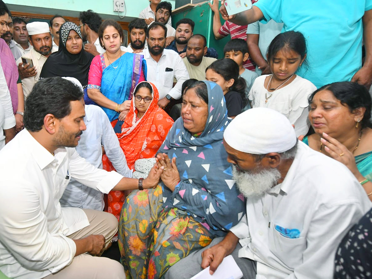 YS Jagan visits the Victim Rashid House in Vinukonda Photos11