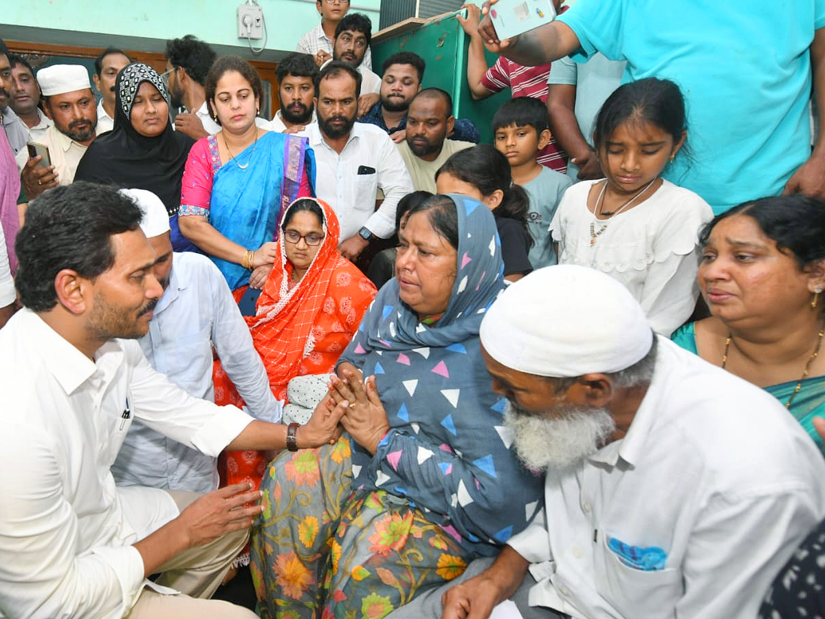 YS Jagan visits the Victim Rashid House in Vinukonda Photos12