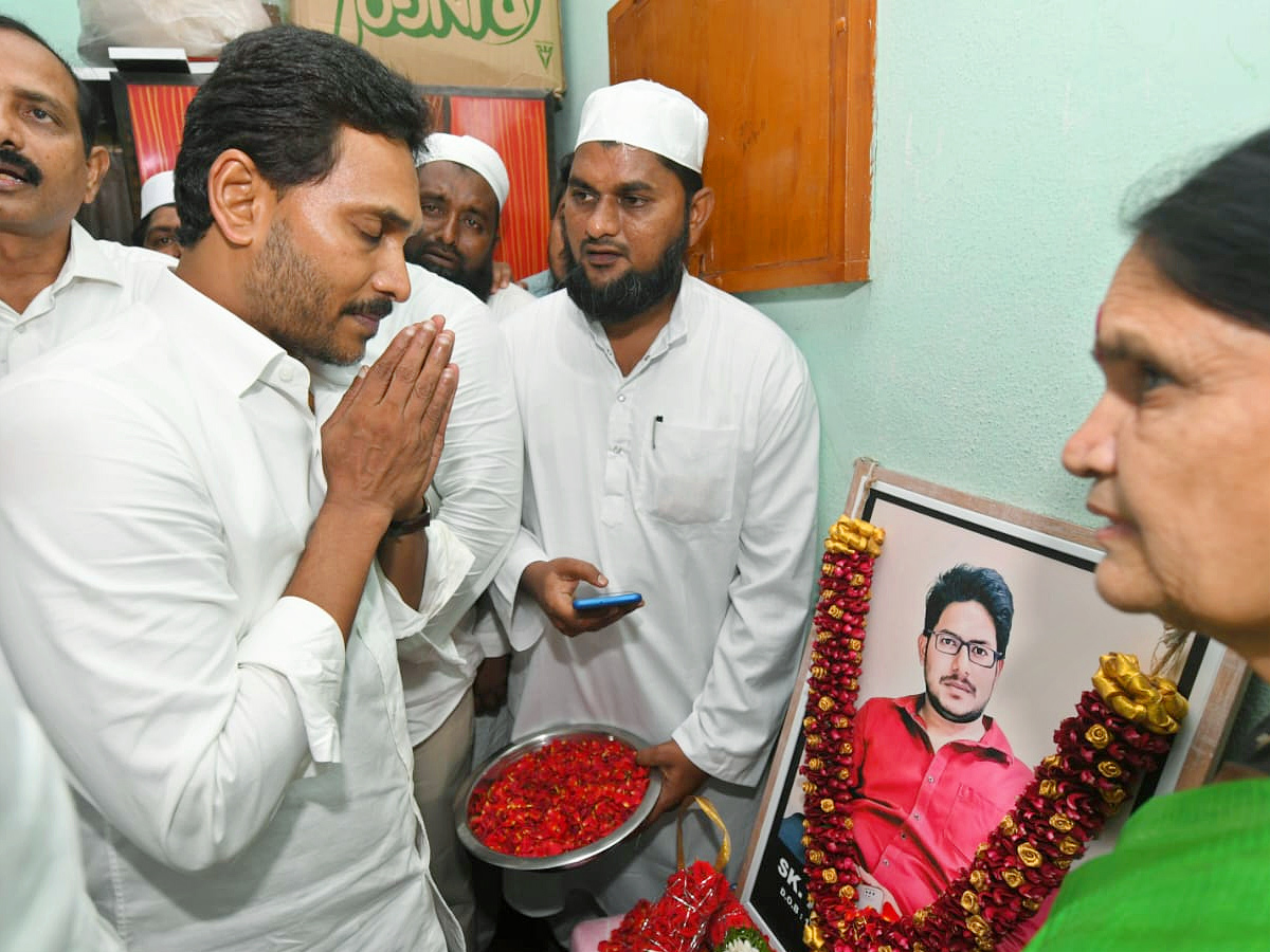 YS Jagan visits the Victim Rashid House in Vinukonda Photos2