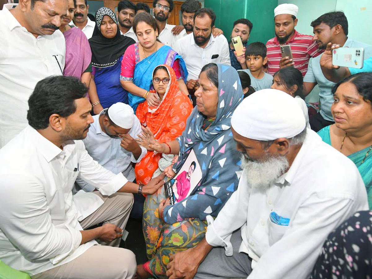 YS Jagan visits the Victim Rashid House in Vinukonda Photos3