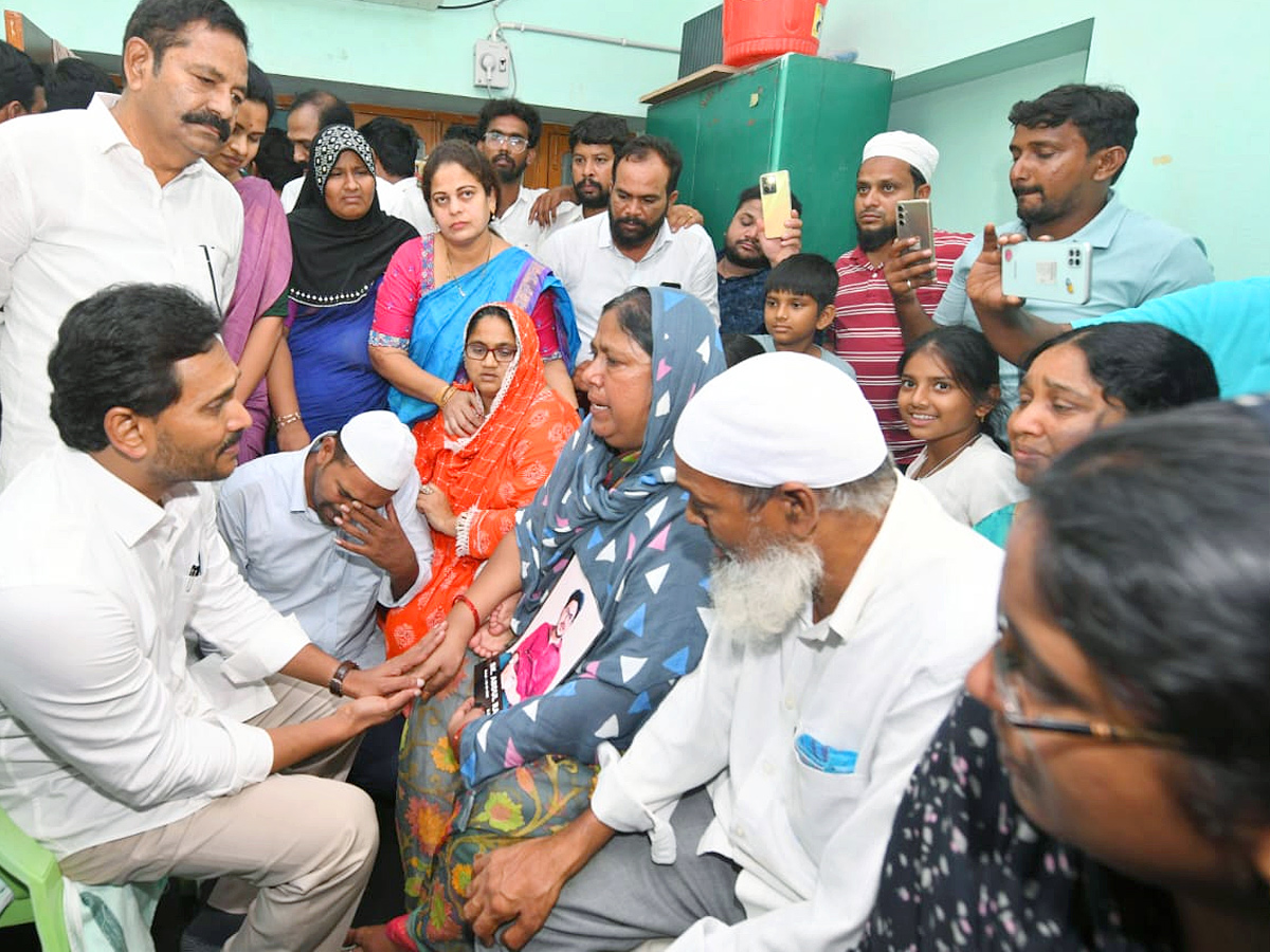 YS Jagan visits the Victim Rashid House in Vinukonda Photos4