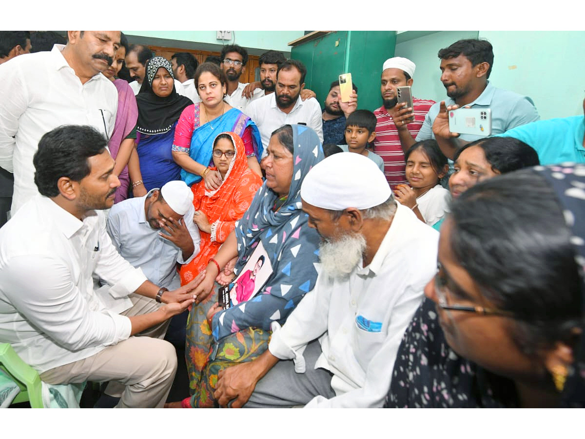 YS Jagan visits the Victim Rashid House in Vinukonda Photos5