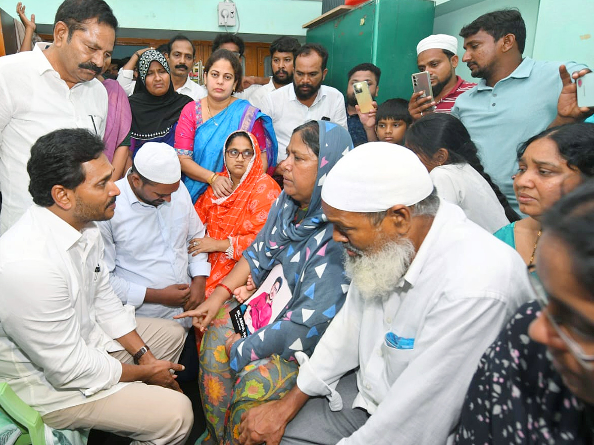 YS Jagan visits the Victim Rashid House in Vinukonda Photos6