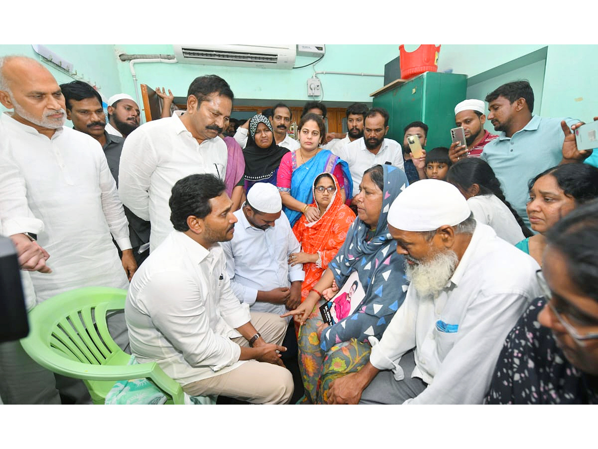 YS Jagan visits the Victim Rashid House in Vinukonda Photos7