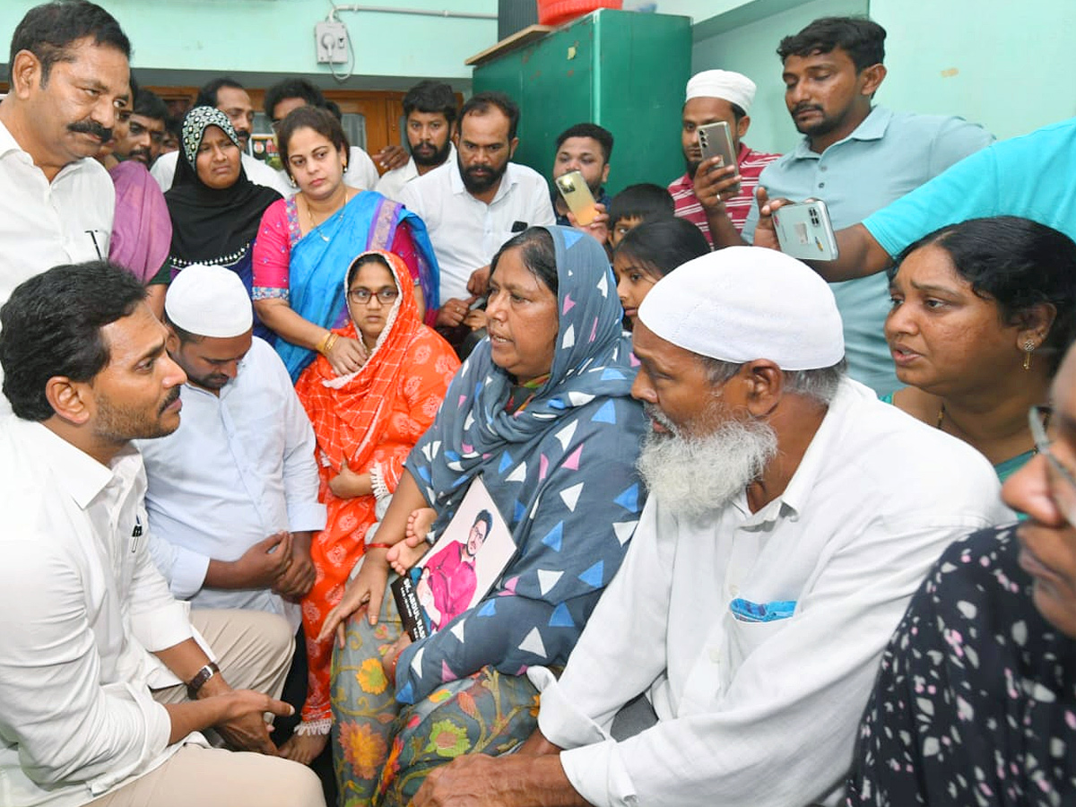 YS Jagan visits the Victim Rashid House in Vinukonda Photos8