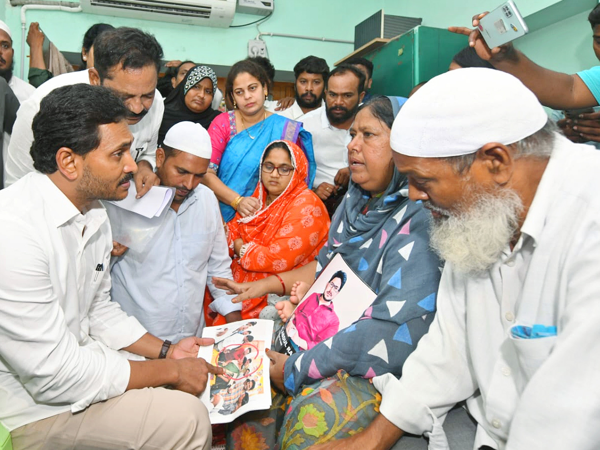 YS Jagan visits the Victim Rashid House in Vinukonda Photos9