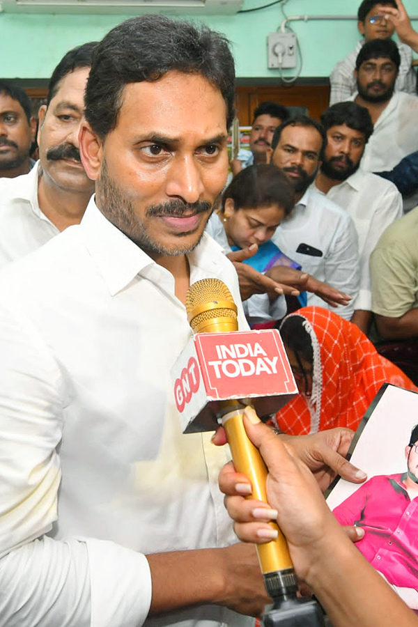 YS Jagan visits the Victim Rashid House in Vinukonda Photos13