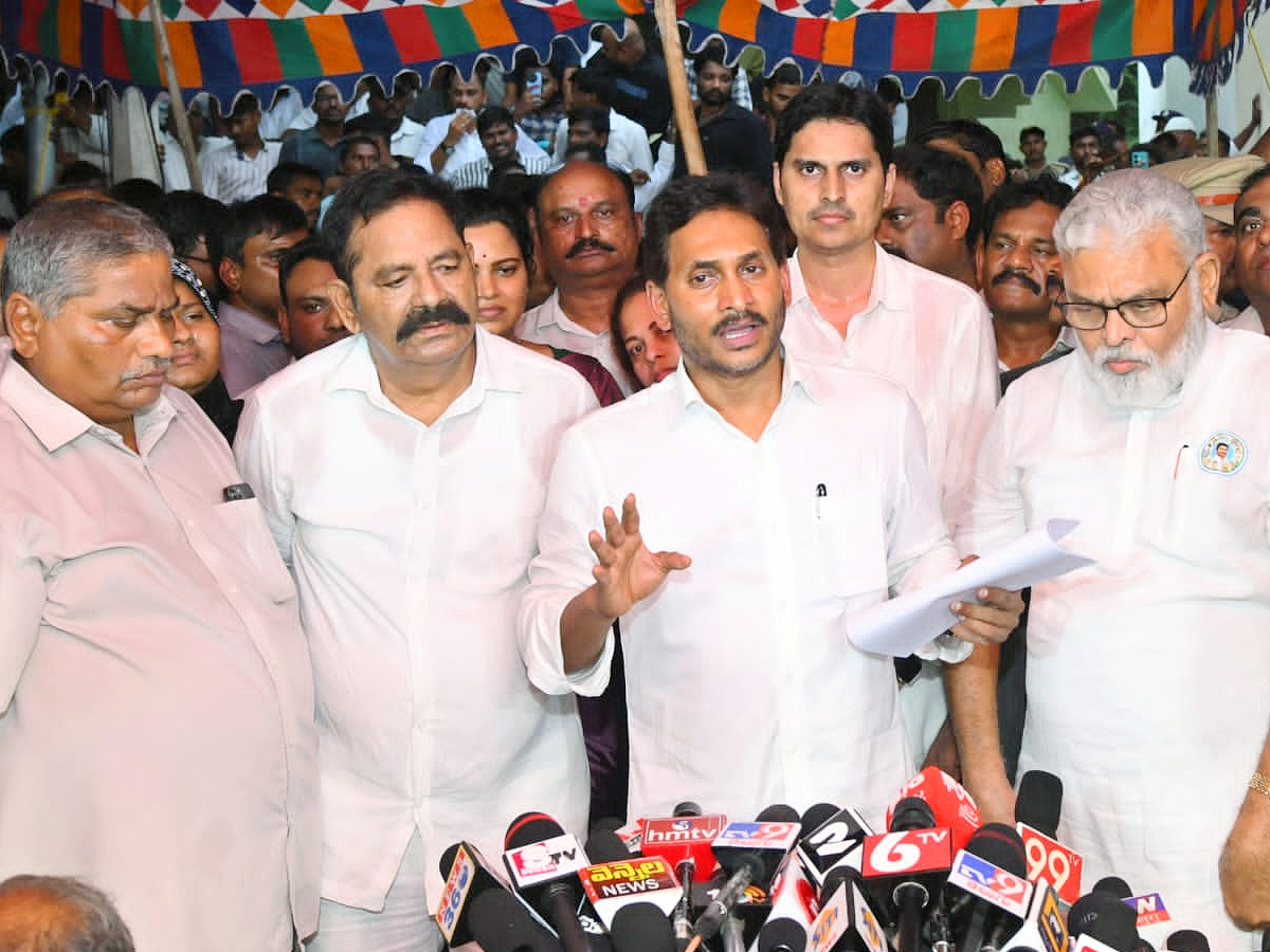 YS Jagan visits the Victim Rashid House in Vinukonda Photos14