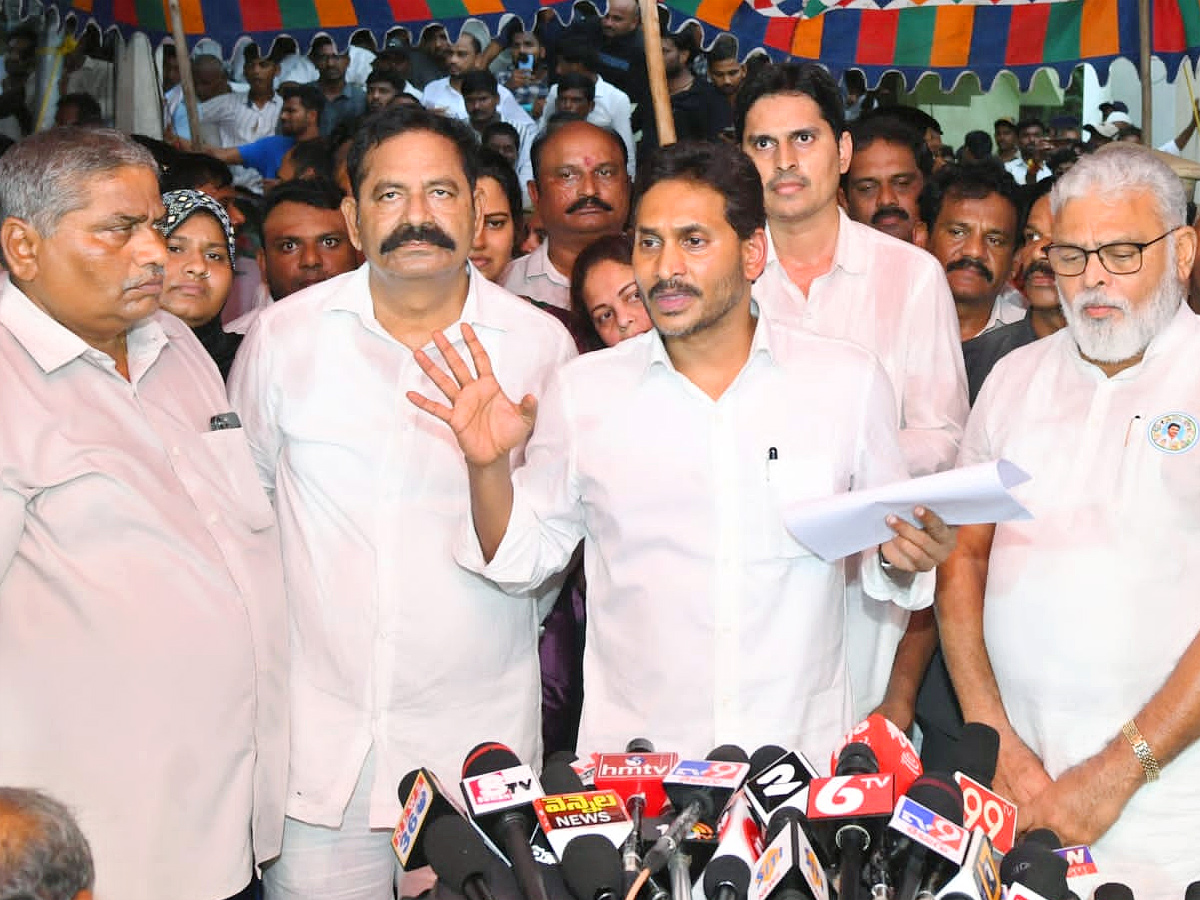 YS Jagan visits the Victim Rashid House in Vinukonda Photos15